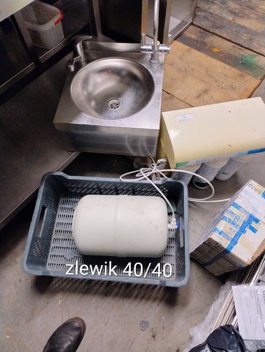 Przenośny zlewozmywak z podgrzewaczem