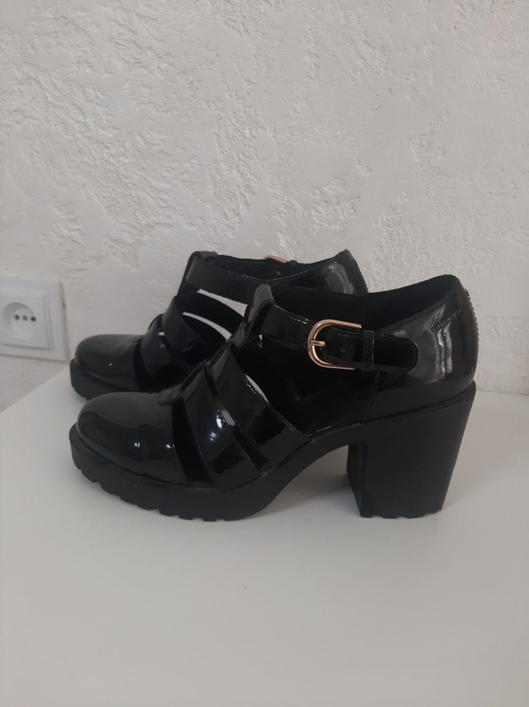 Туфли чёрные кожанные лаковые  Vagabond размер 38