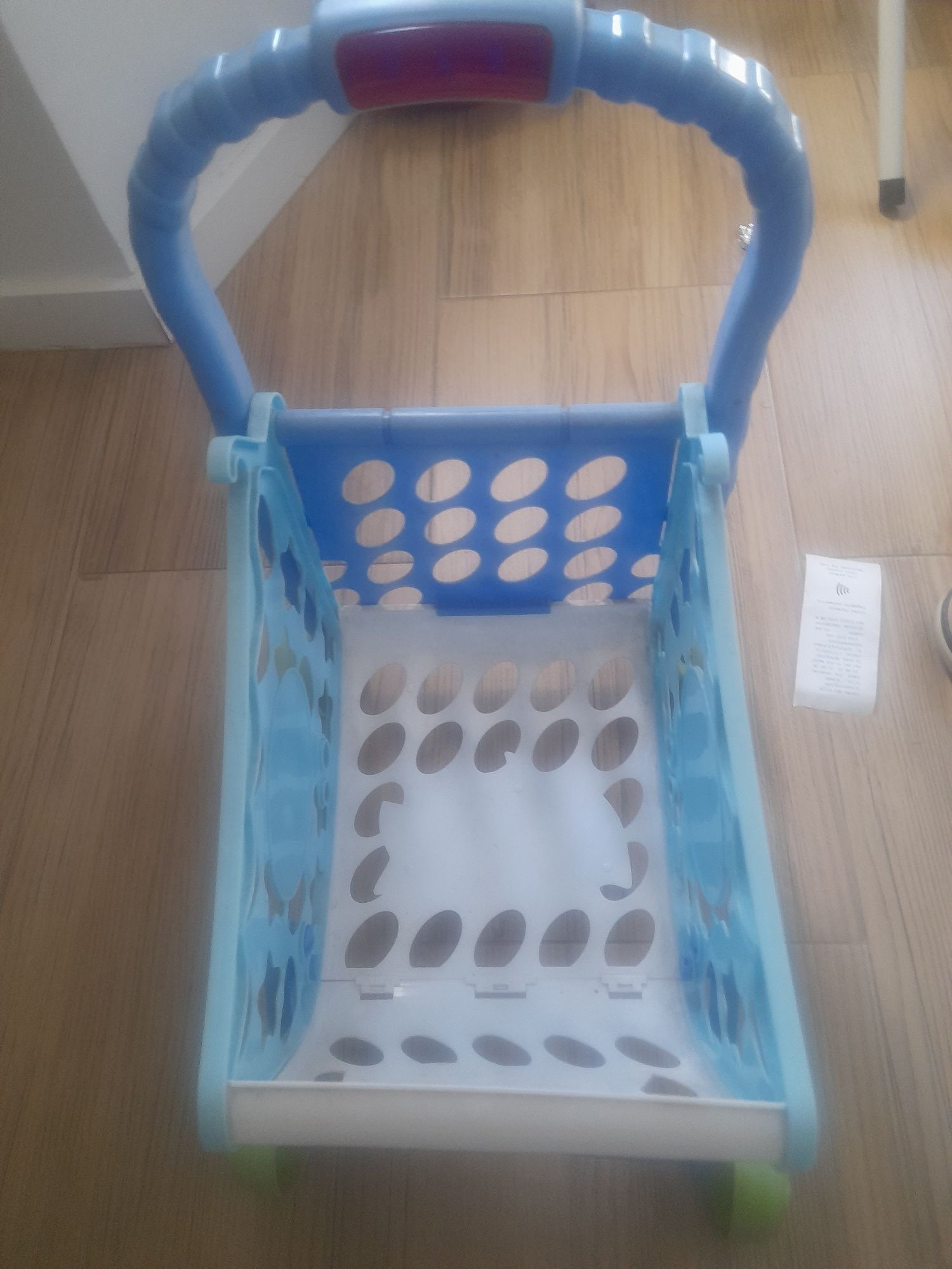 Carrinho de compras azul para crianças.
