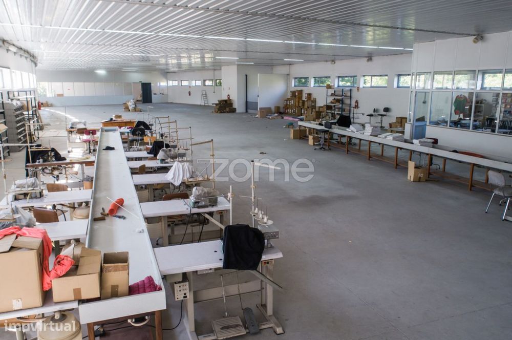 Armazém Industrial com 2.437m2 em Ronfe, Guimarães