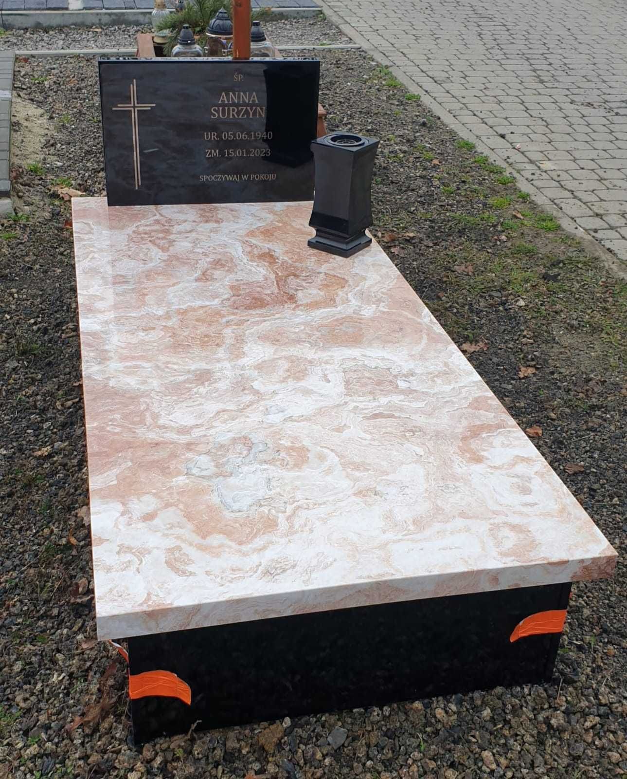 Pomniki z kompozytu