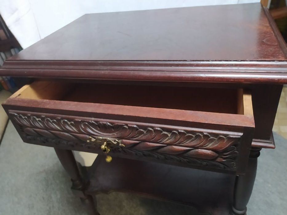 mesa de cabeceira ou de decoração