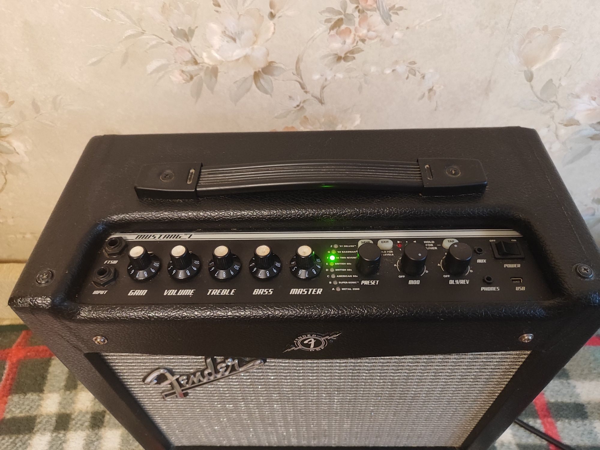 FENDER MUSTANG I V2 Гітарний комбопідсилювач 20 ватт