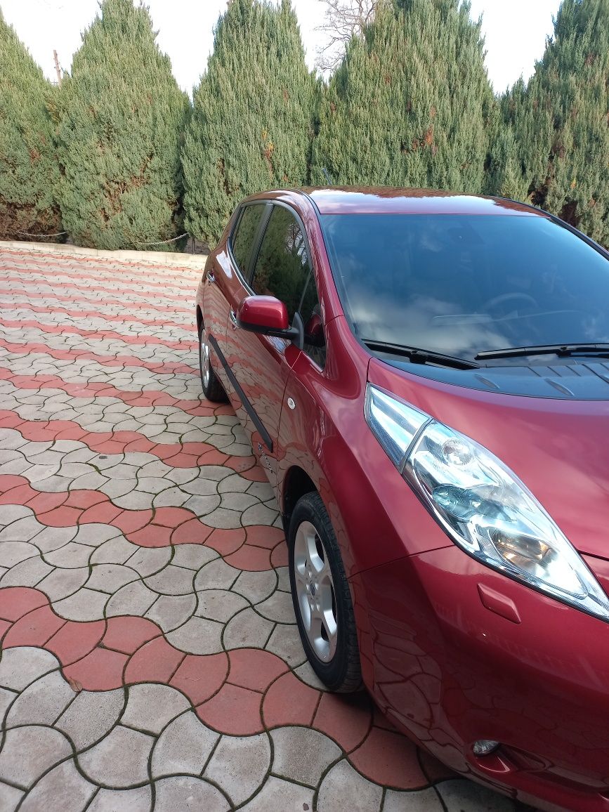 Nissan leaf    електромобіль