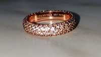 Pandora piękny pierścionek obrączka cyrkonie srebro rose gold 58