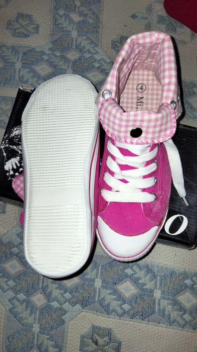 Sapatilhas novas, nunca usadas