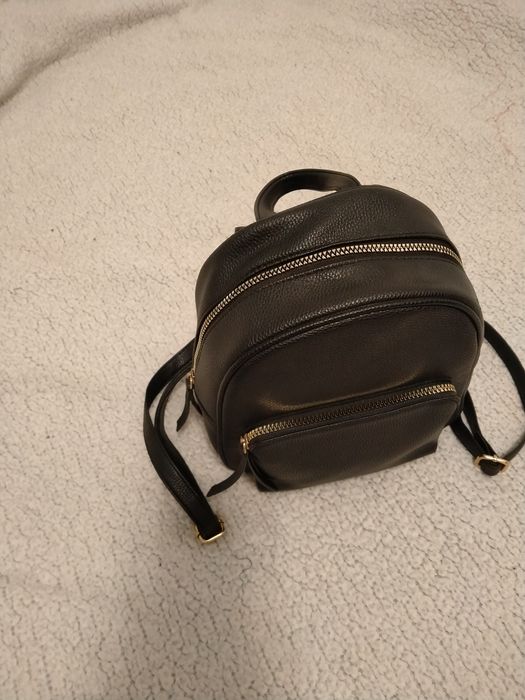 Plecak czarny zapinany na suwak z przodu kieszeń na suwak stan idealny