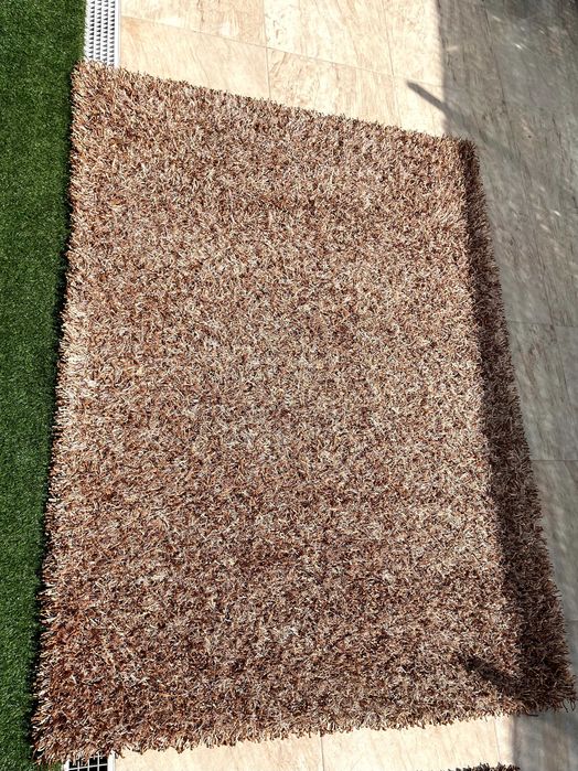 Carpete em tons de castanho/bege