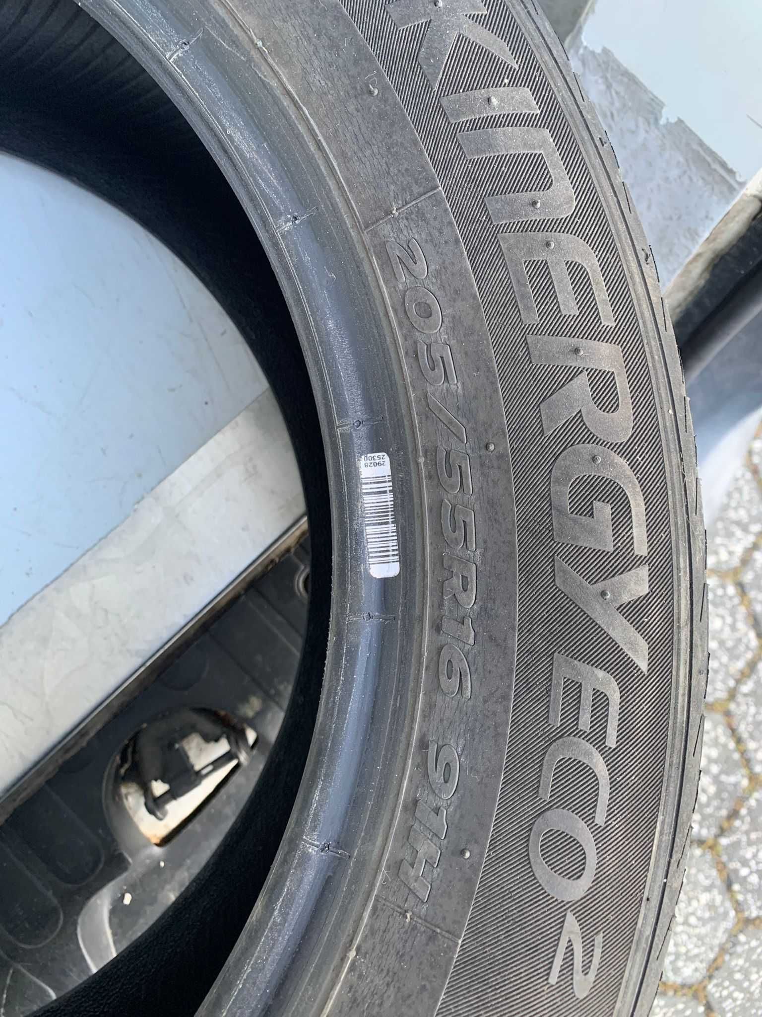 Pneu de carro em ótimo estado, com muito piso
