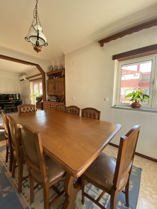 Mesa de Sala de Jantar - Madeira de Castanho Maciça e 8 cadeiras