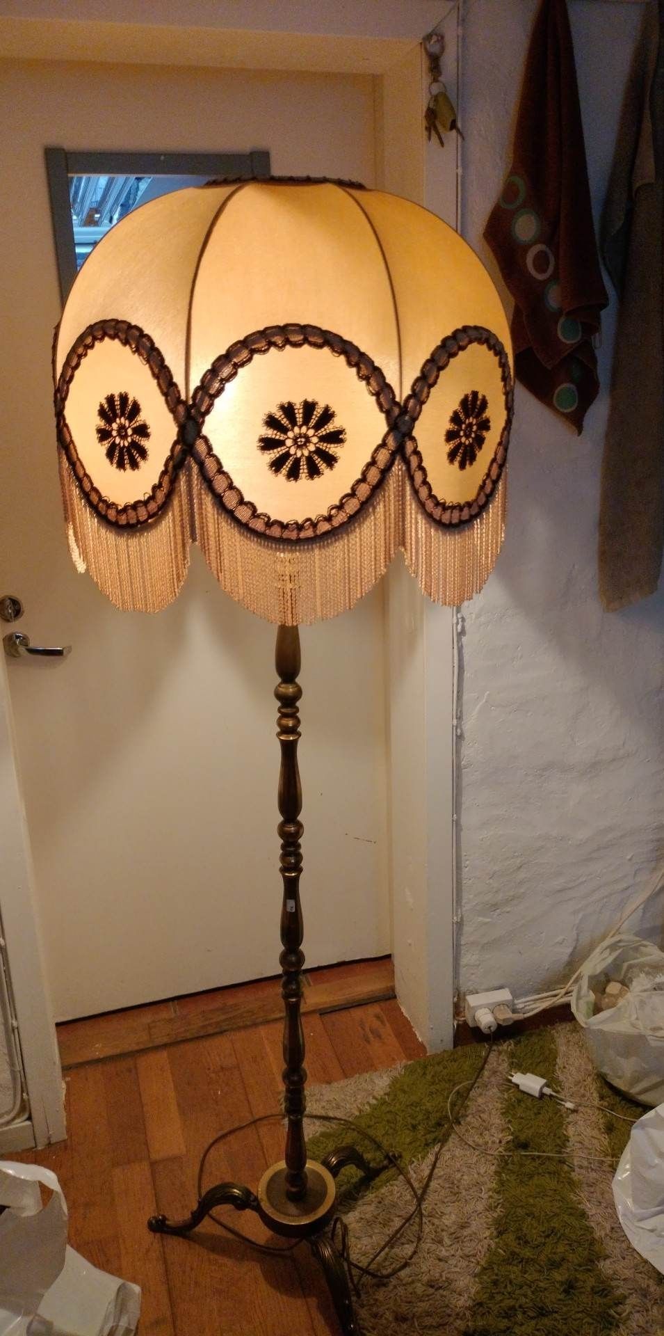 Lampa stojąca z abażurem