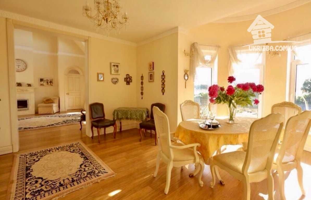 с. Хлепча. Будинок 500 кв. VIP-рівня. На березі озера. До 20 осіб.