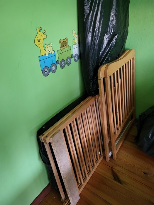Drewniane łóżeczko dziecięce i dwa materace
