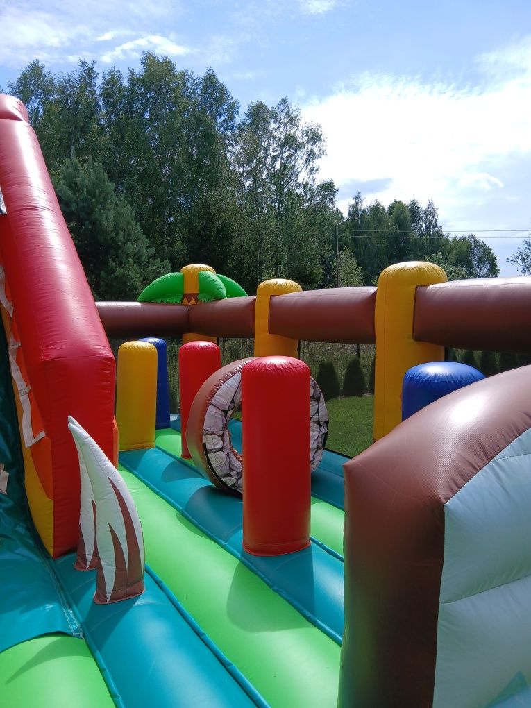 Zjeżdżalnia dmuchana z torem przeszkód