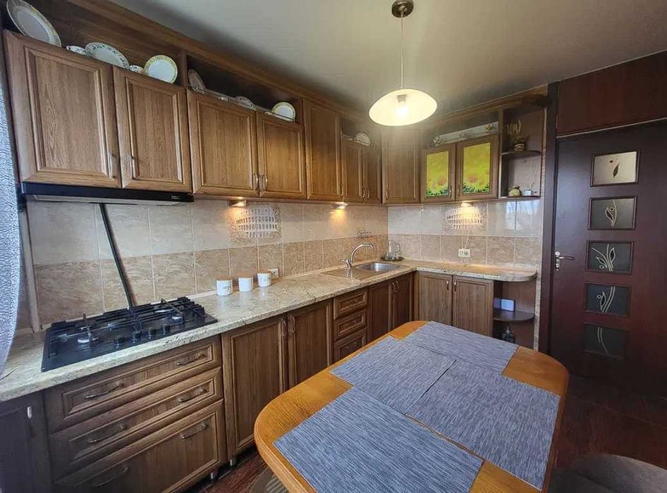 Простора трикімнатна “чешка” на проспекті