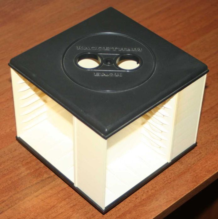 Кассетный блок для аудиокассет.