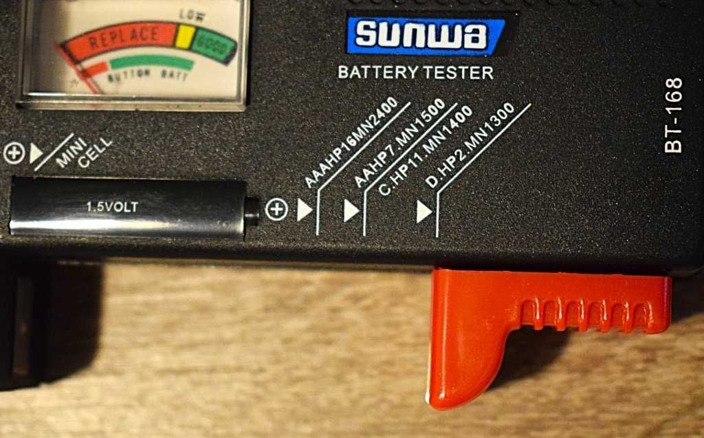Tester Miernik Baterii AAA AA R3 R6 9V 1,5V
