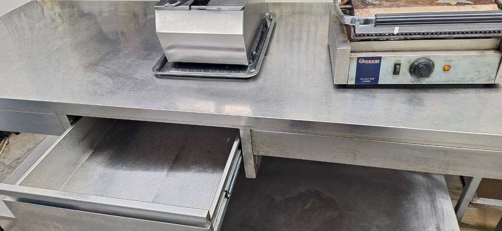 Потужний стіл-гігант з нержавійки для вашого бізнесу