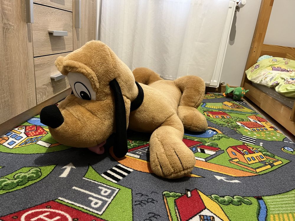 Duży pluszowy pies jak Pluto