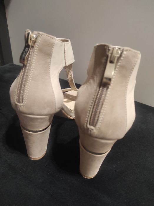 Sandały skórzane damskie na słupku