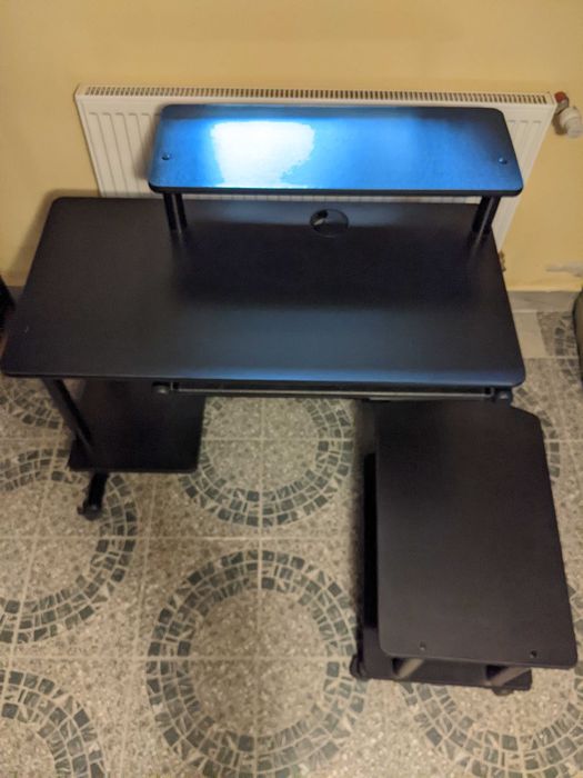 Czarne biurko komputerowe - wielkofunkcyjne, na kolkach