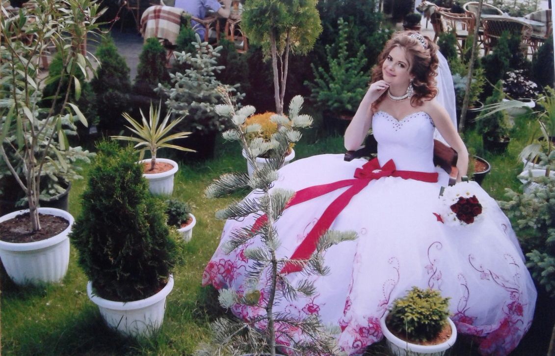 Розкішна весільна сукня/весільне плаття з червоним поясом
