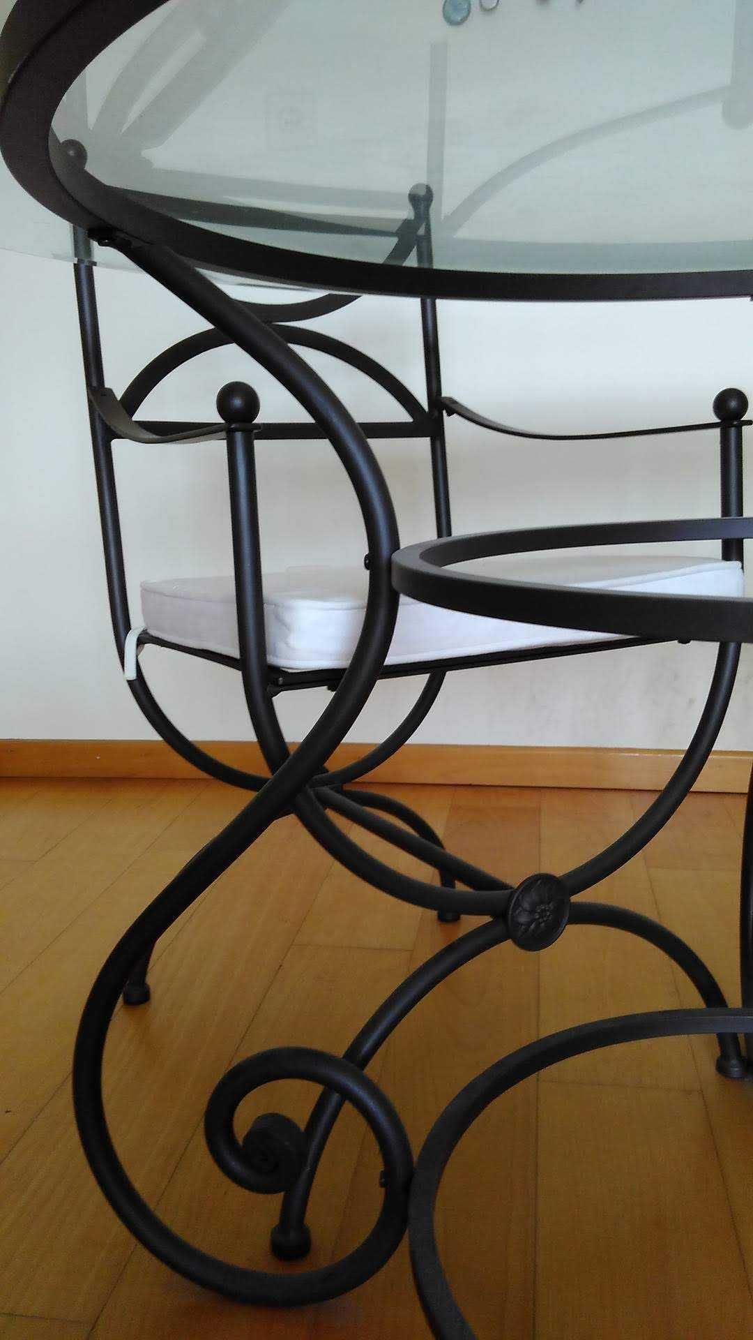 Mesa redonda em ferro + 4 cadeiras