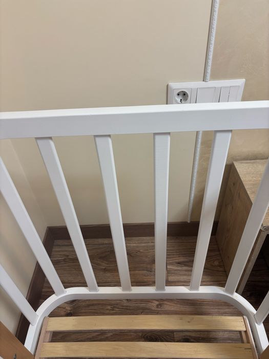 Дитяче ліжечко з маятниковим механізмом