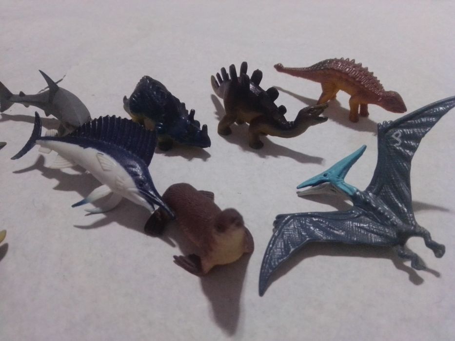Bonecos de animais marinhos e dinossauros