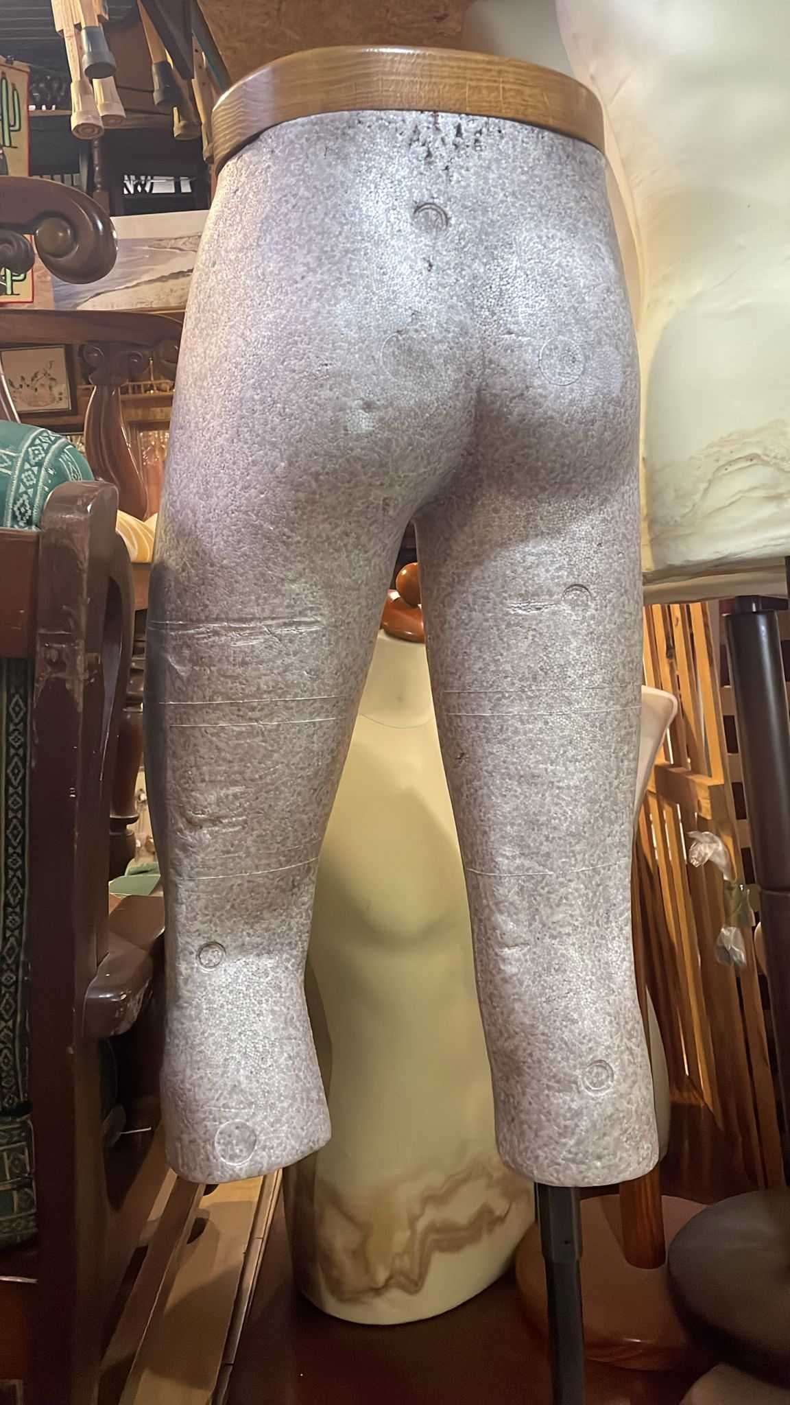 Manequim antigo, meio corpo masculino