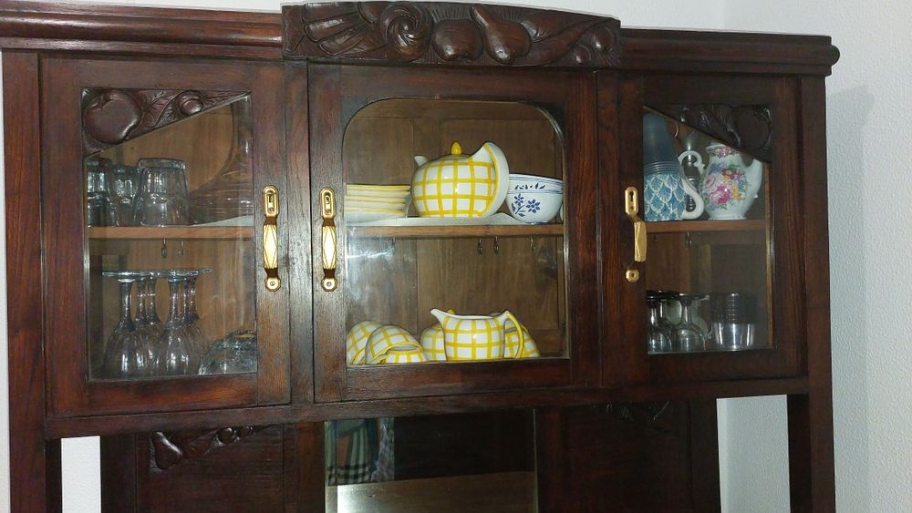 Móvel cristaleira antigo