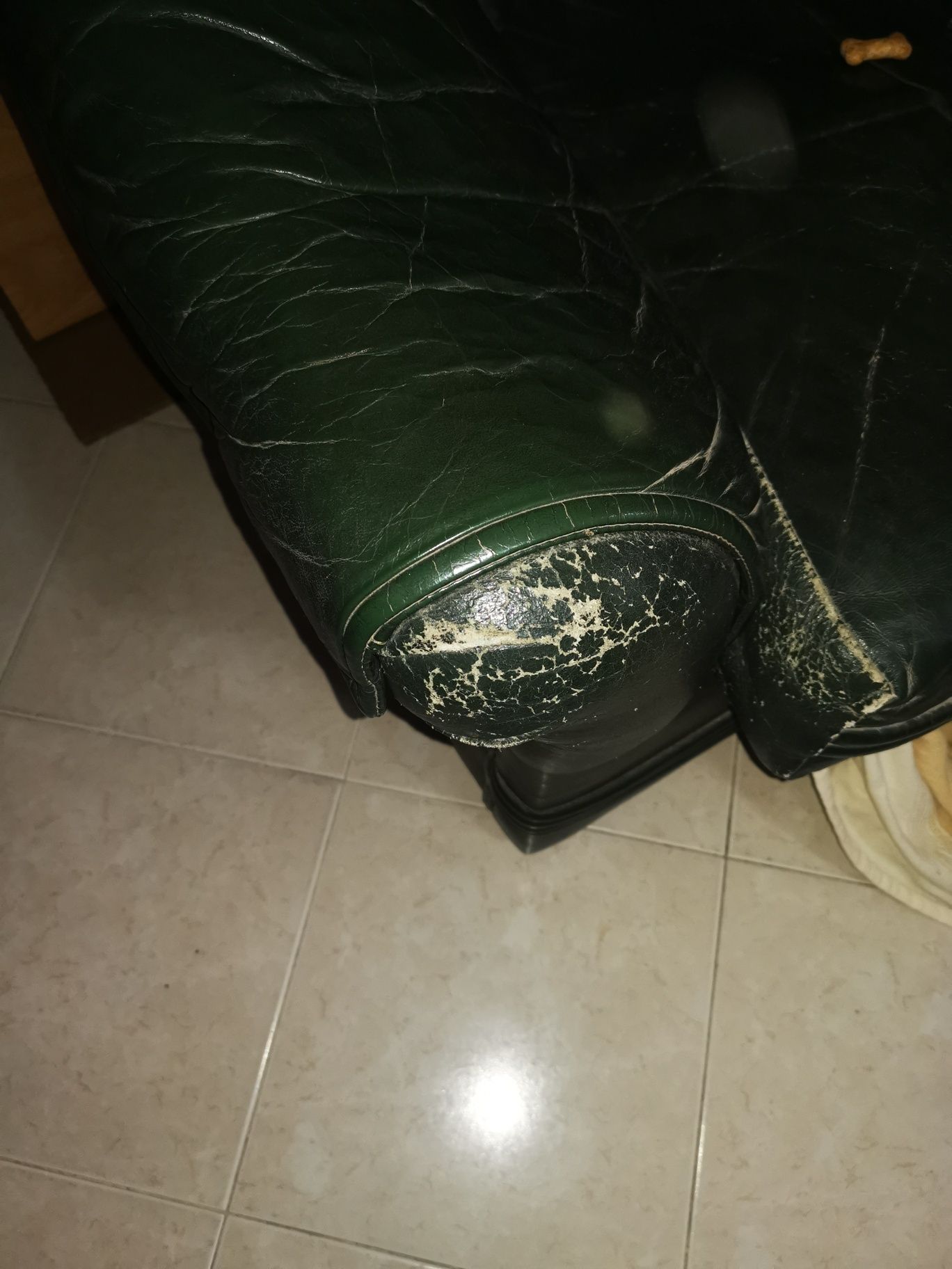 Conjunto sofás de pele