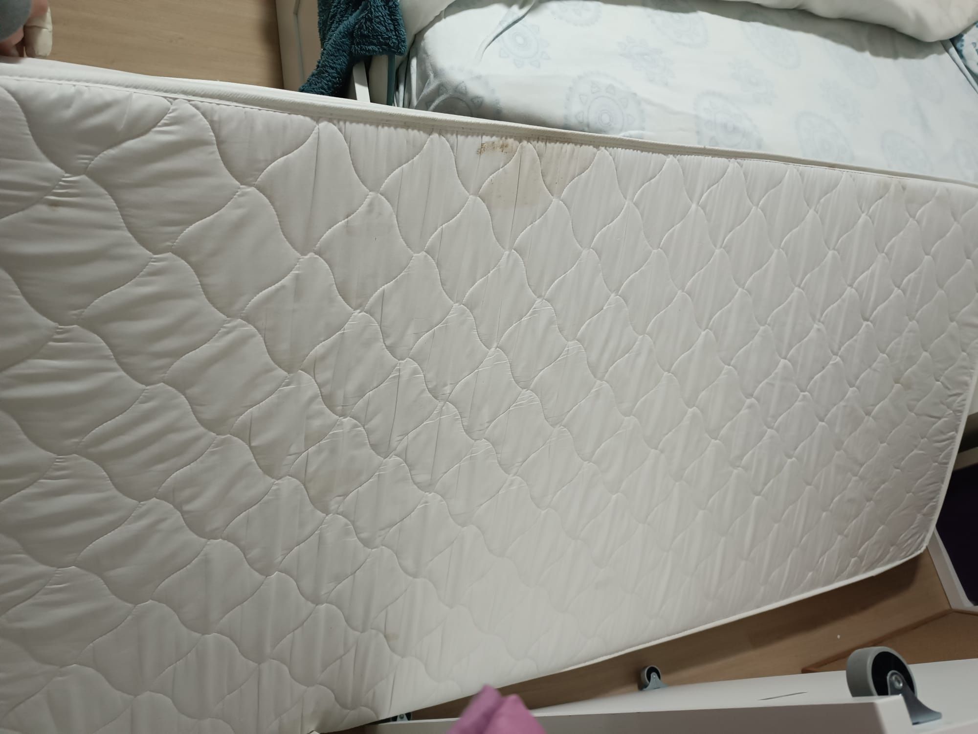 Cama malm, com colchão e estrado e duas gavetas