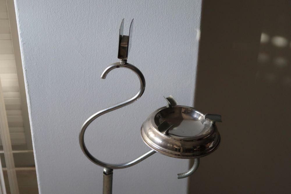 Cinzeiro de pé antigo