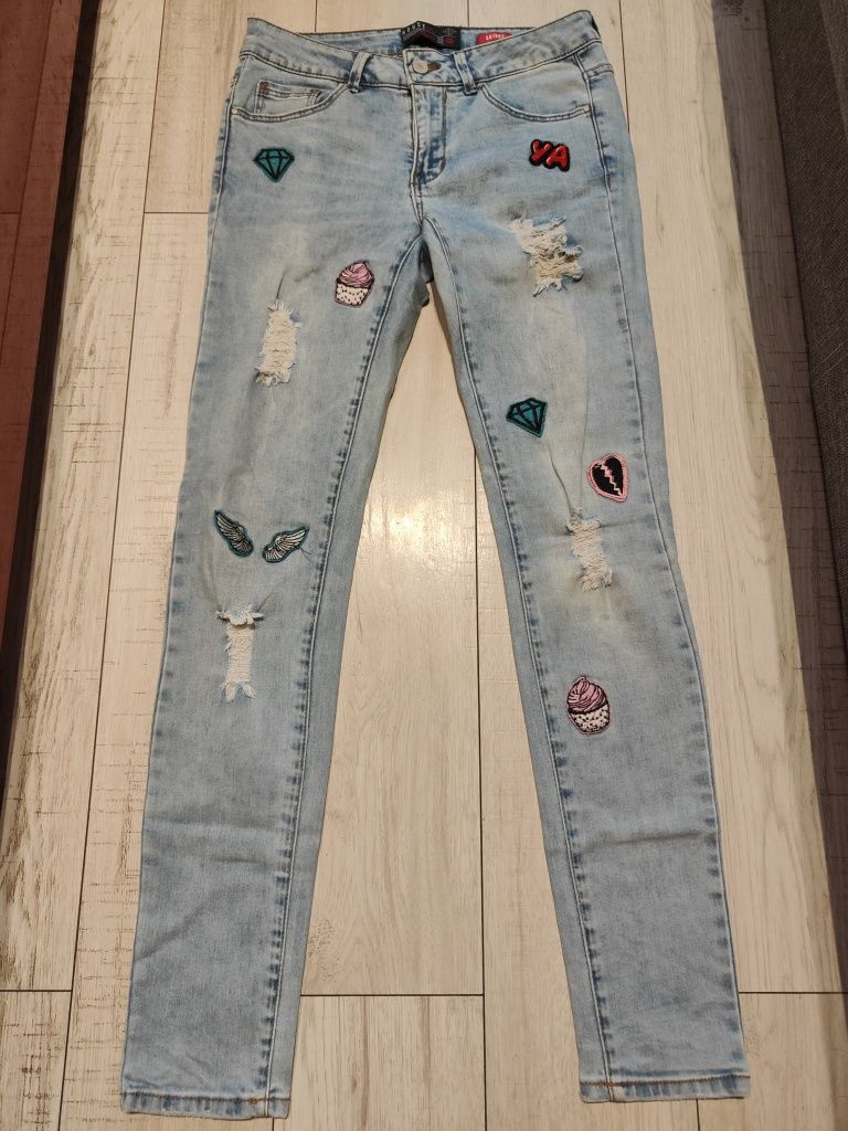 Spodnie jeansy rurki skinny jeans jasnoniebieskie z naszywkami House