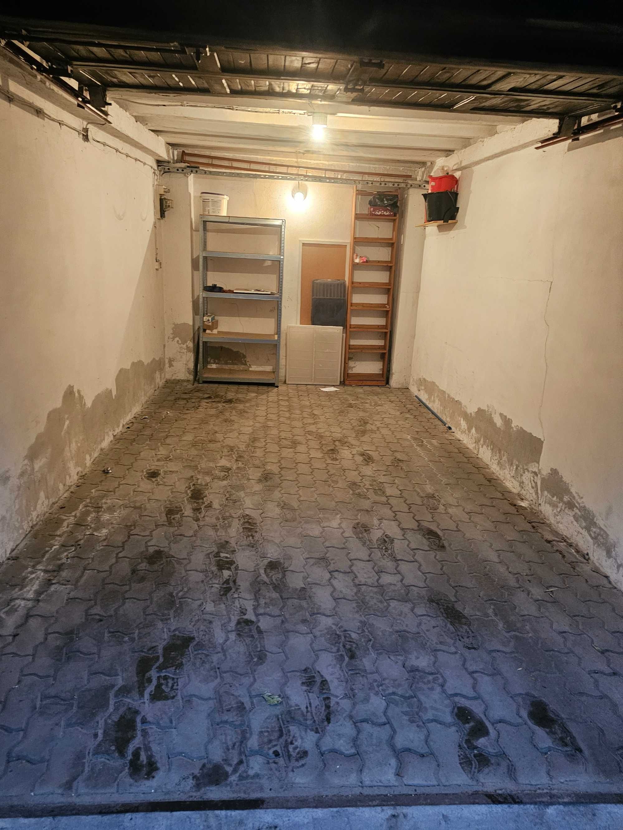 Garaż 14 m² – Modzelewskiego 12, Mokotów – z prądem i dostępem 24/7