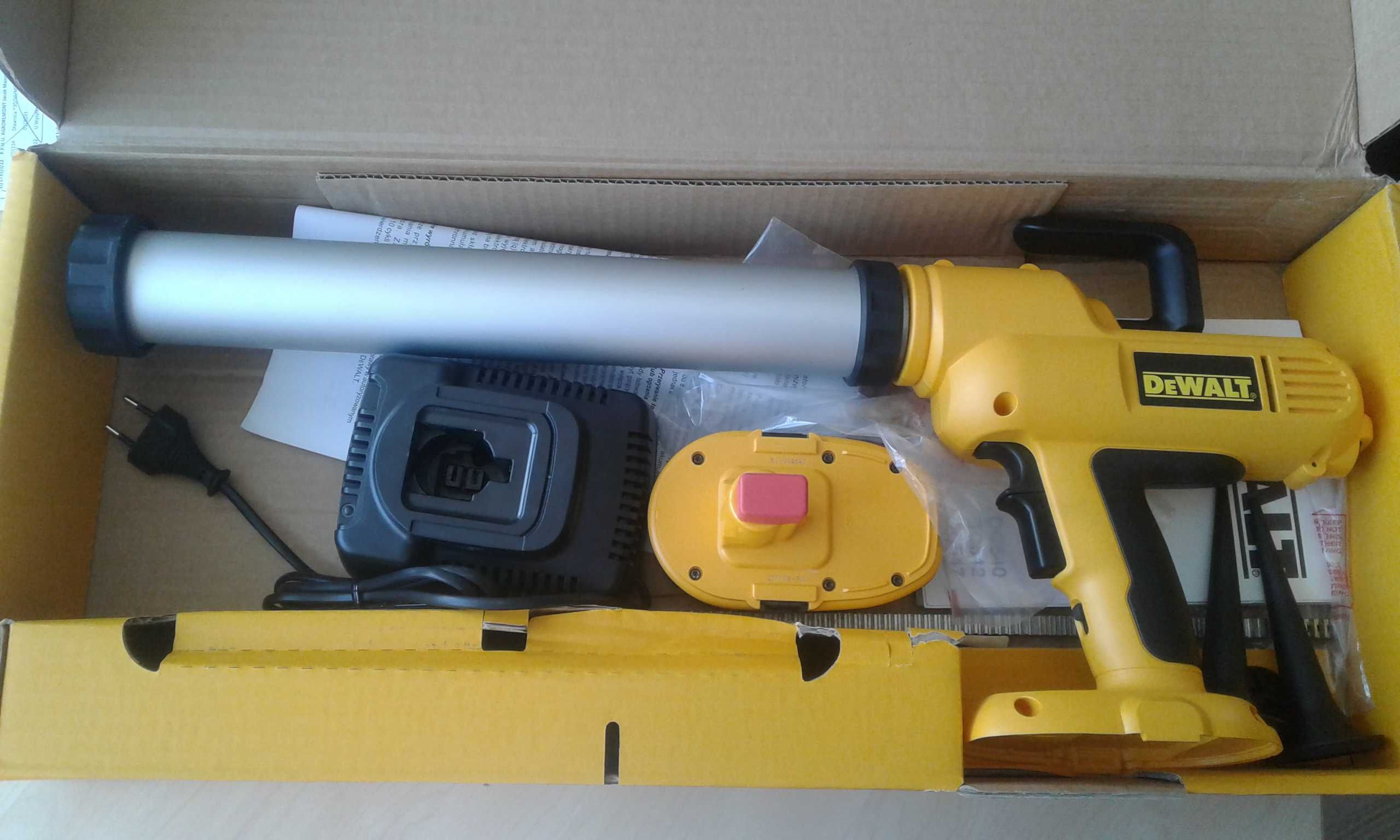 Pistolet uszczelniający akumulatorowy DeWalt DC547K + ładowarka i bate