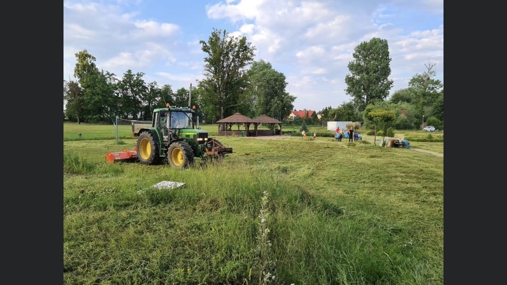 Koszenie mulczowanie działki budowlanej traw ugorów kosiarka bijakowa