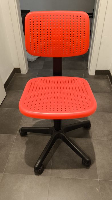 Krzesło obrotowe IKEA dla dziecka.