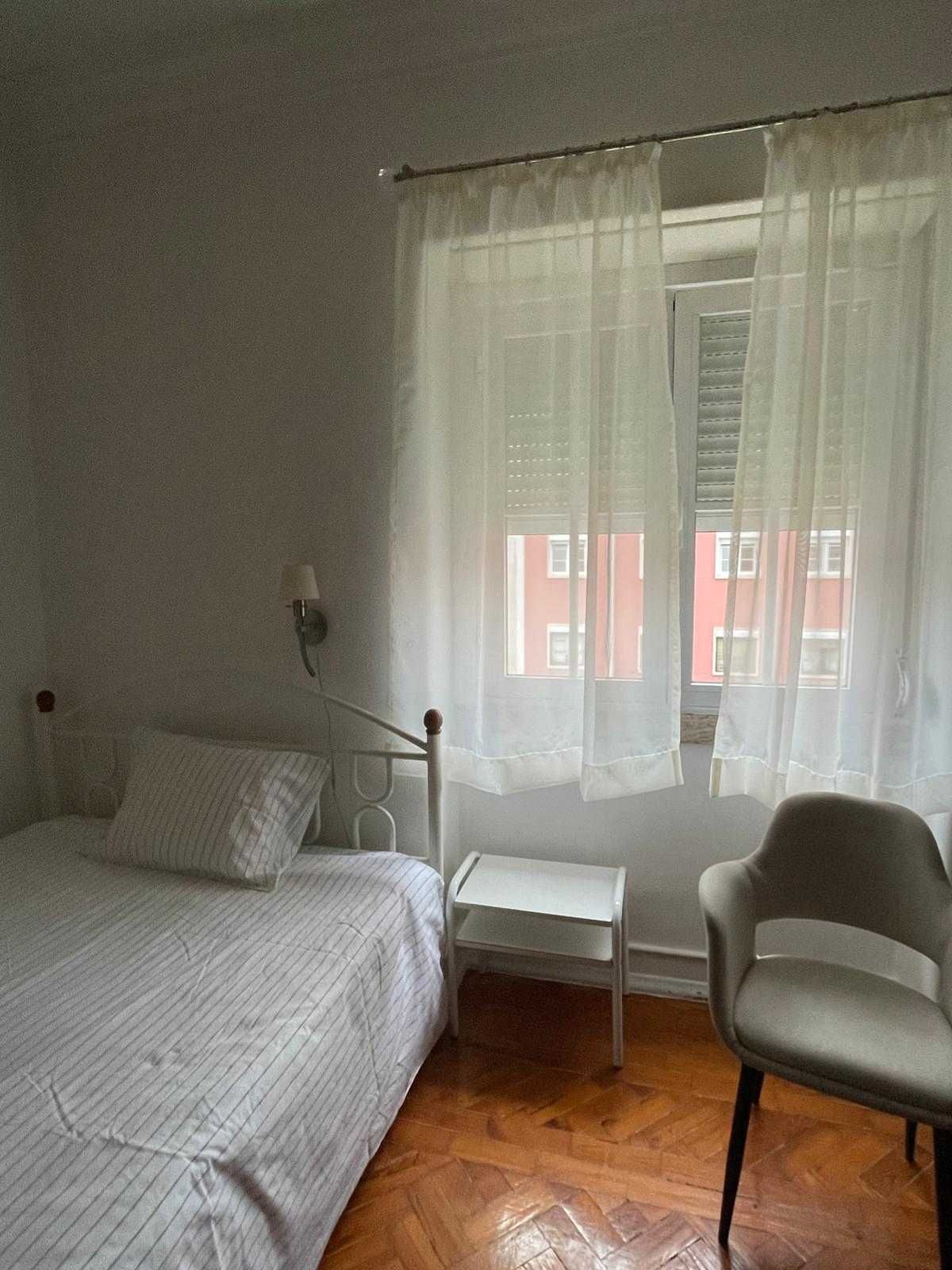 Quarto a estudante (menina)Av. De Roma com net gratis