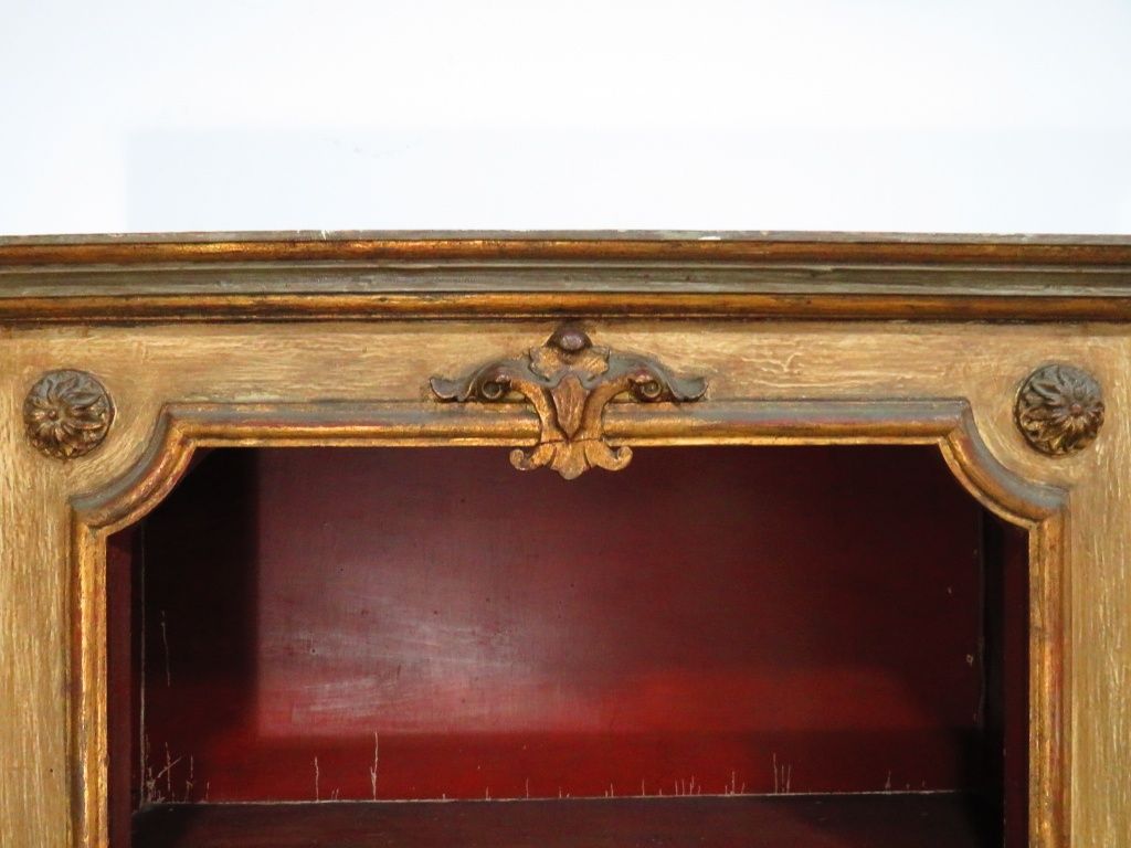 Móvel rústico/ Altar com pinturas originais.