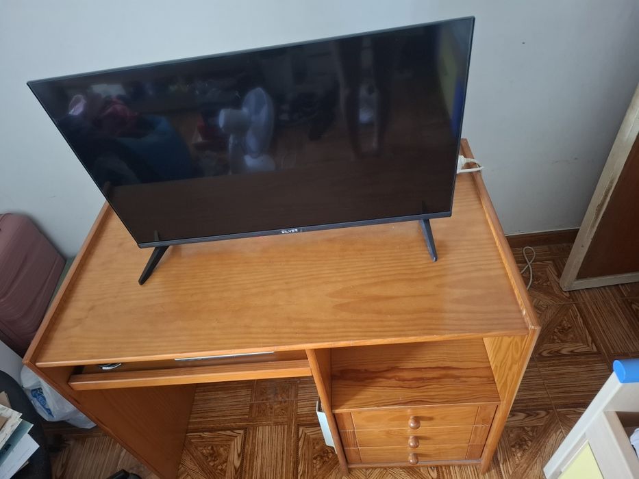 Secretária de madeira.