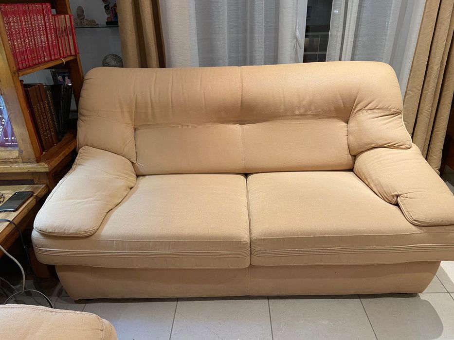 Dois sofás em pele sintética