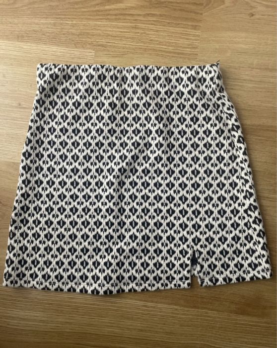 Spódniczka mini – czarno-biały wzór
