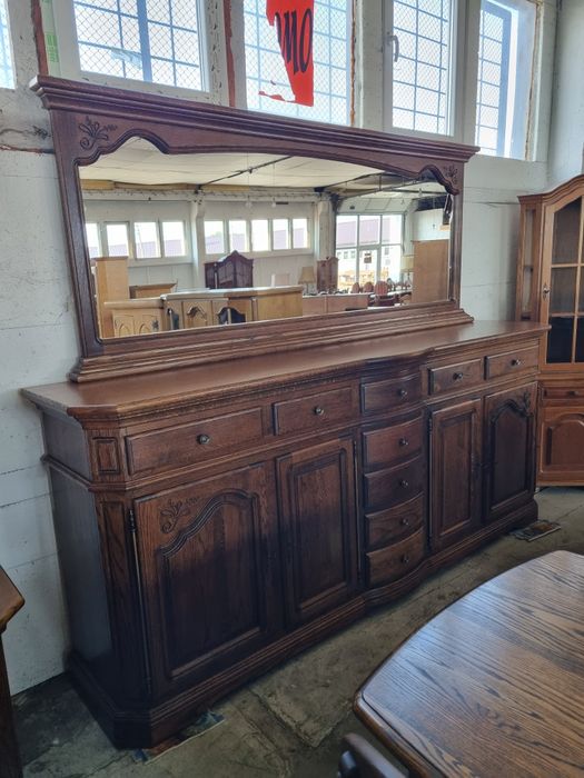 zestaw jadalnia drewniana komoda stół krzesła witryna