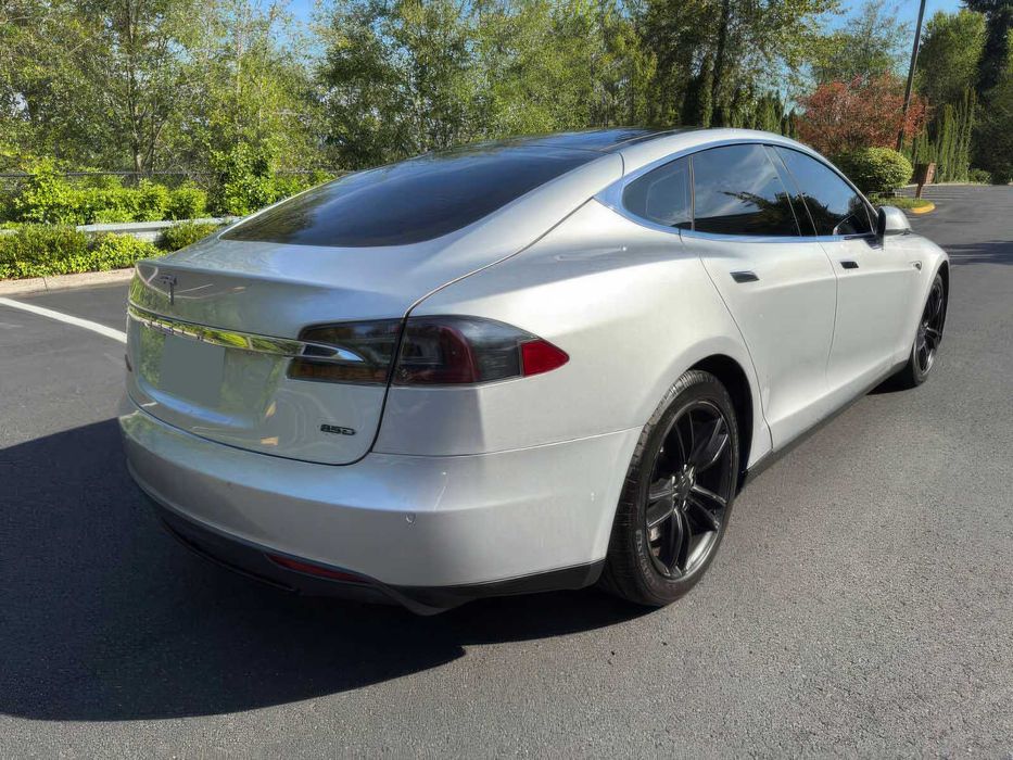 Tesla Model S 85D      2015