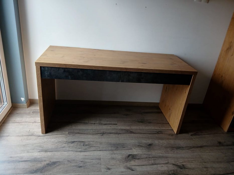 Biurko, szuflady, szafka zabudowany regał z szufladami.