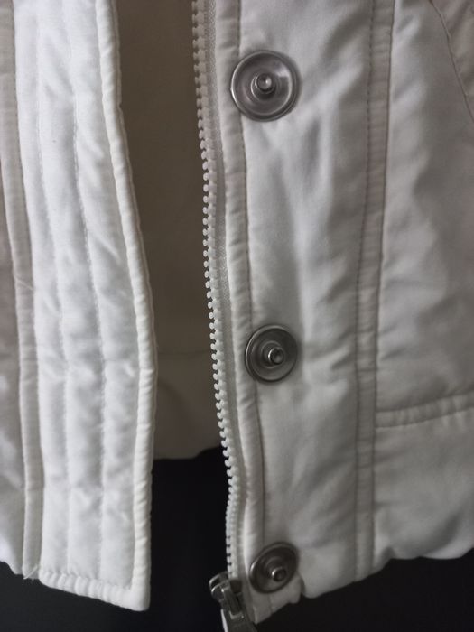 Casaco branco sem mangas e gola em malha