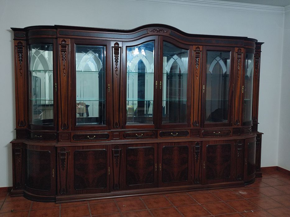 Cristaleira elegante em madeira de nogueira