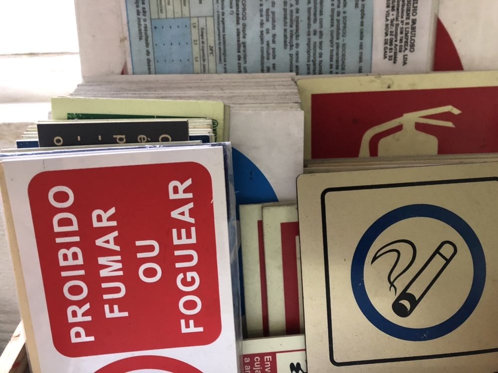 Placas de sinalização e informação varias